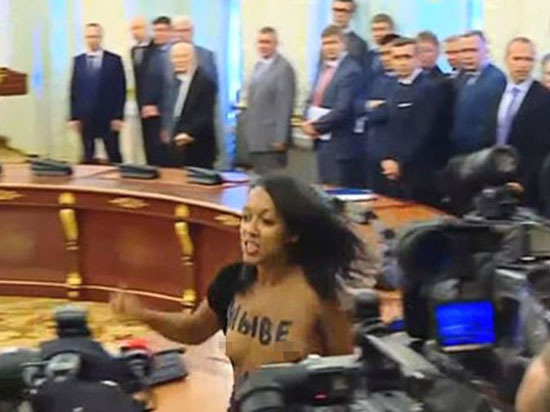 Активистка с голой грудью отвлекла Порошенко с Лукашенко от переговоров
