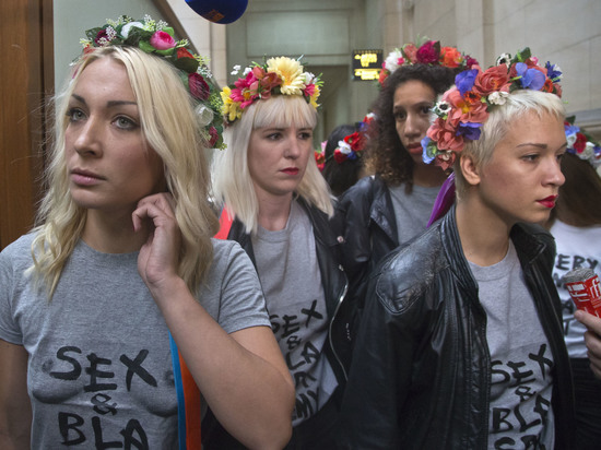 Лукашенко опасался, что активистки Femen положат кому-нибудь грудь на плечи